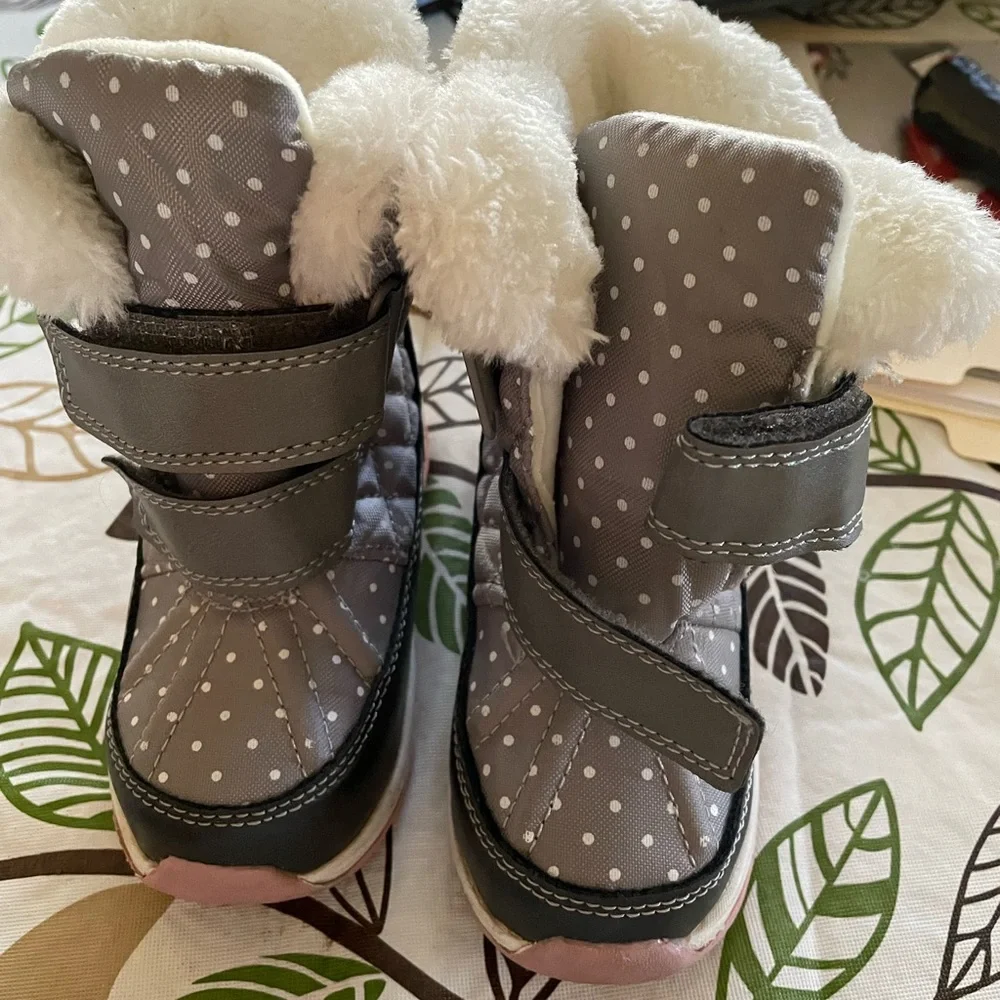 Carter’s Polka‎ Dot Snow Boots, kids size 7